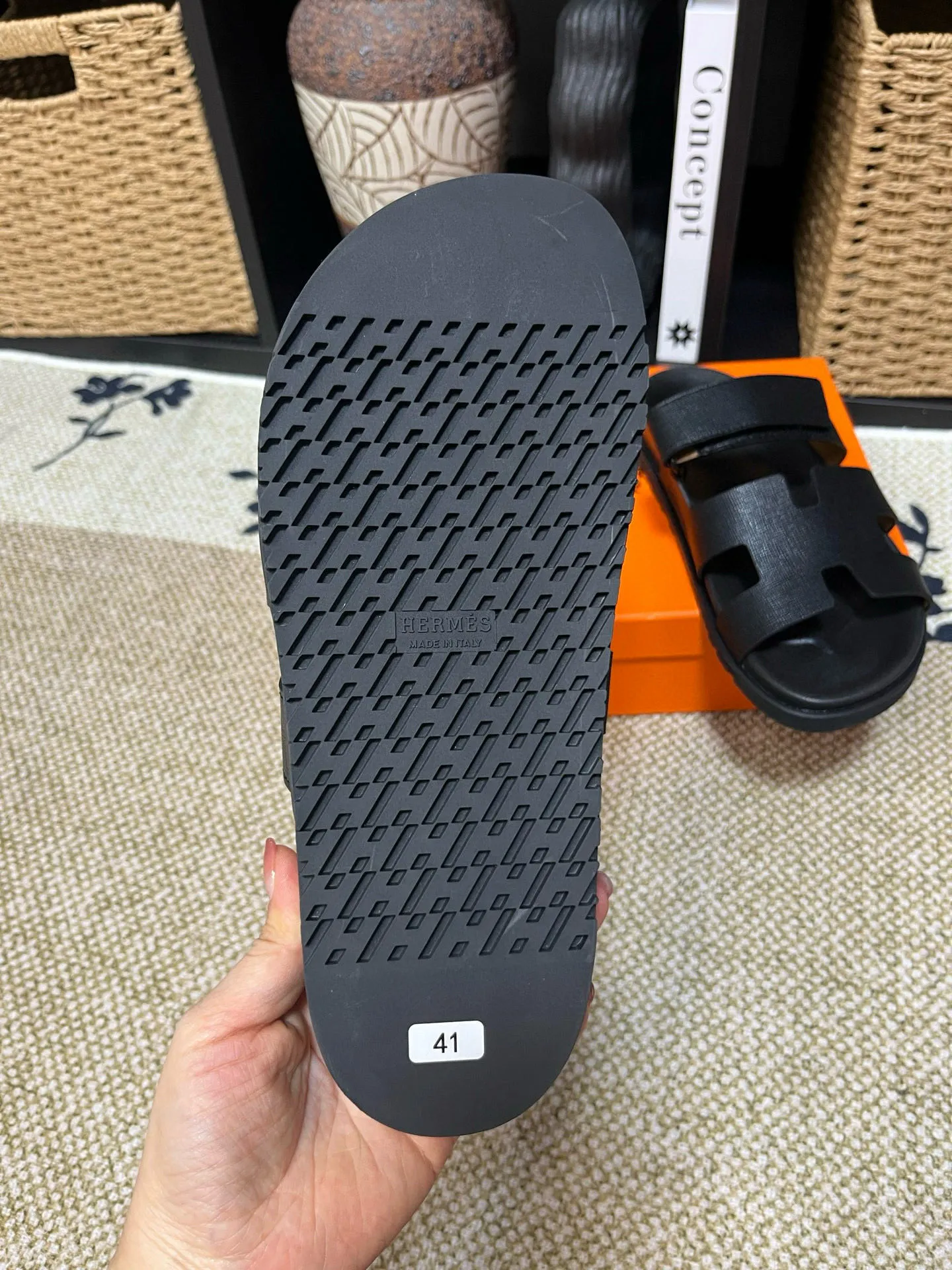 P300 Long-term stock Hermes men’s Kazimir slippers for couples - top quality woven calfskin functional sandals with intertwined uppers inspired by the “H” iconic pattern to create a casual look, perfect for summer. Imported cowhide + cowhide lining + TUP outsole Size: 35-46